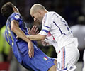 Zidane e Materazzi trocando carinhos