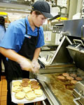Preparando hamburgers no McDonald's