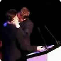Vídeo: Daniel Radcliffe sendo beijado por outro homem! o_O
