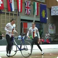 Vídeo: 2 garotas, 1 bicicleta