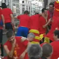 Vídeo: Piqué bêbado, cospe e comemora o título da Espanha