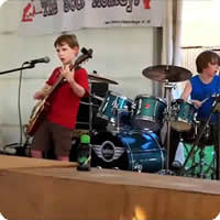 Vídeo: Crianças de 8 anos tocando Metallica